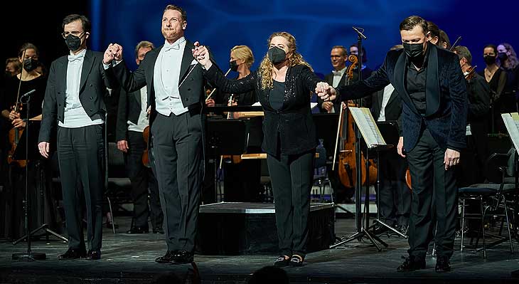 Solooboist Giorgi Gvantseladze, Bass Günther Groissböck, Dirigentin Speranza Scappucci , Tenor Pavol Breslik beim 26. Advents- Benefizkonzert im Cuvillés Theater am 13. Dezember 2021 am 13. Dezember 2021 (©FFoto: Jens Hartmann/BMW )